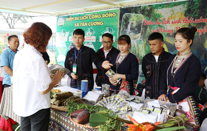 Giới thiệu đặc sản địa phương trong chương trình khai mạc mùa du lịch Thái Nguyên 2024. (Ảnh: Hoàng Nguyên/TTXVN) ttxvn_thai_nguyen_2.jpg