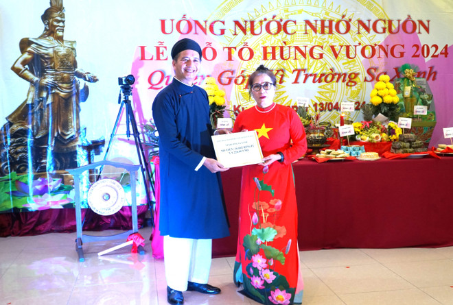 Đại sứ Đinh Ngọc Linh trao số tiền quyên góp vì Trường Sa Xanh cho bà Trần Thị Chang, Chủ tịch Hiệp hội hữu nghị Malaysia-Việt Nam. (Ảnh: Hằng Linh/TTXVN) ttxvn_dinh_ngoc_linh.jpg