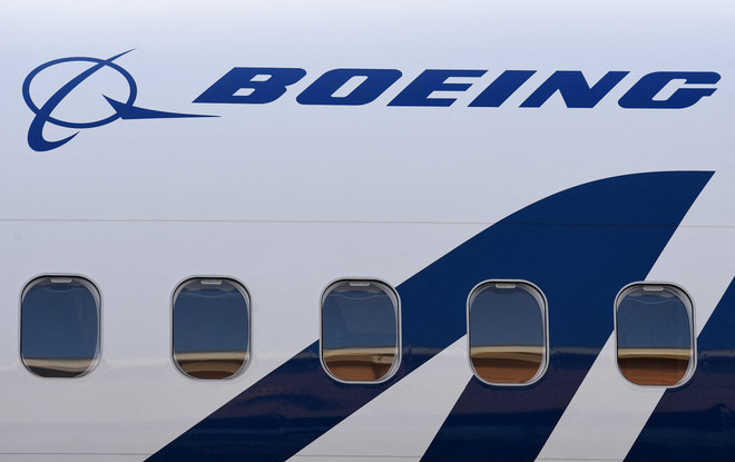 Biểu tượng Boeing trên máy bay của Hãng tại sân bay Washington Reagan ở Arlington, Virginia, Mỹ. (Ảnh: AFP/TTXVN) ttxvn_boeing.jpg