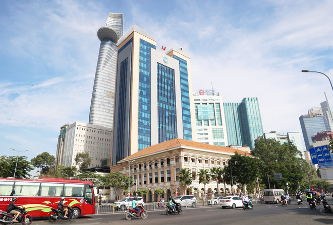 Thành phố Hồ Chí Minh đang hứng chịu đợt nắng nóng dài kỷ lục trong gần 30 năm, với 74 ngày nắng nóng trong 4 tháng từ đầu năm đến nay. (Ảnh: Hồng Đạt/TTXVN) ttxvn_nang_nong_3.jpg