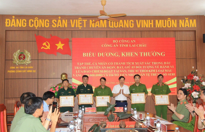 Ủy ban Nhân dân tỉnh Lai Châu khen thưởng tập thể, cá nhân phá vụ án buôn bán vàng giả trên địa bàn tỉnh. (Ảnh: TTXVN phát) ttxvn_vang_gia.jpg