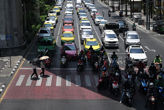 Người dân đỗ xe dưới bóng râm để tránh nắng nóng tại Bangkok, Thái Lan, ngày 1/4/2024. (Ảnh: AFP/TTXVN) ttxvn_thai_lan.jpg