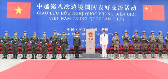 Đại tướng, Bộ trưởng Quốc phòng Phan Văn Giang và Thượng tướng, Bộ trưởng Quốc phòng Trung Quốc Đổng Quân chứng kiến hoạt động tuần tra chung trên bộ. (Ảnh: TTXVN phát) ttxvn_viet_trung_2.jpg
