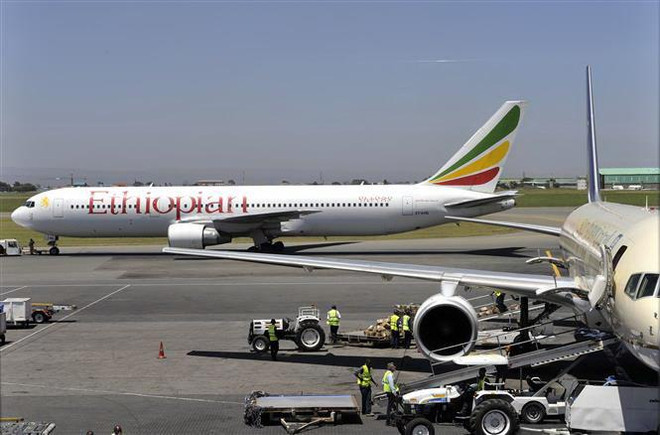 Máy bay của hãng hàng không Ethiopian Airlines. (Nguồn: AFP/TTXVN) Tai nạn máy bay Ethiopia: Boeing sẵn sàng hỗ trợ xác định nguyên nhân ảnh 1