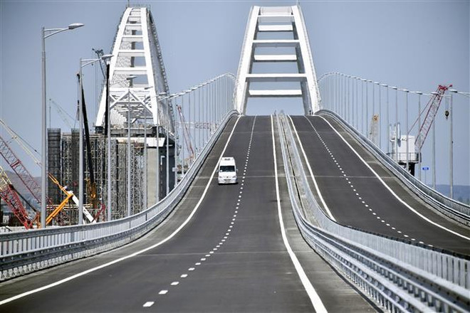 Cây cầu Kerch nối liền Nga với bán đảo Crimea. (Nguồn: AFP/TTXVN) Nga: EU nên ngừng "tham gia chính trị" liên quan tới Crimea ảnh 1