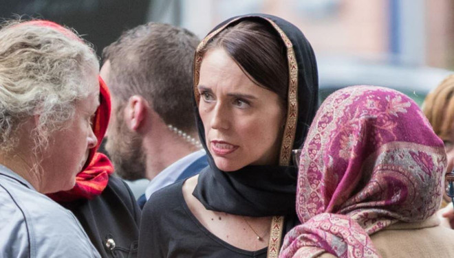 Sự bình tĩnh đáng nể của nữ Thủ tướng New Zealand sau vụ xả súng ảnh 1