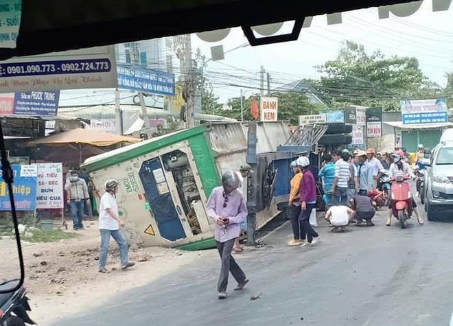 Đồng Tháp: Xe chở container bất ngờ lật ngang đè chết 3 người ảnh 1