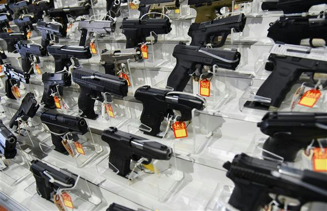 Súng được bày bán tại một cửa hàng ở Miami, bang Florida, Mỹ. (Nguồn: AFP/TTXVN) Đa số người Mỹ ủng hộ luật kiểm soát súng nghiêm ngặt hơn ảnh 1