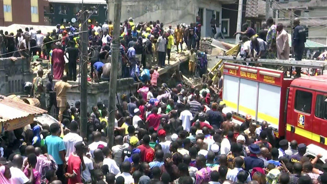 Sập một tòa chung cư ở Nigeria, nhiều trẻ em bị mắc kẹt ảnh 1