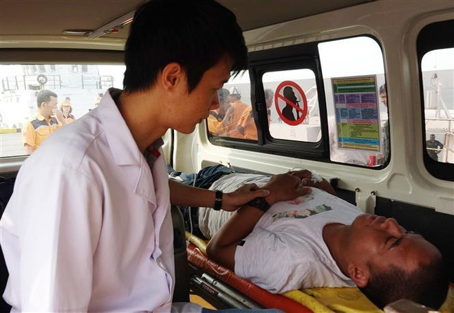 Thuyền viên Michael Samorin được xe cấp cứu chuyển về Đà Nẵng để tiếp tục điều trị. (Nguồn: TTXVN) Vượt biển đưa thuyền viên nước ngoài bị bệnh về bờ cấp cứu ảnh 1