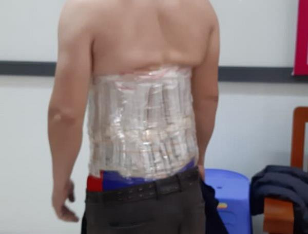 Người đàn ông quấn 58 chiếc đồng hồ quanh người qua cửa khẩu Móng Cái ảnh 1