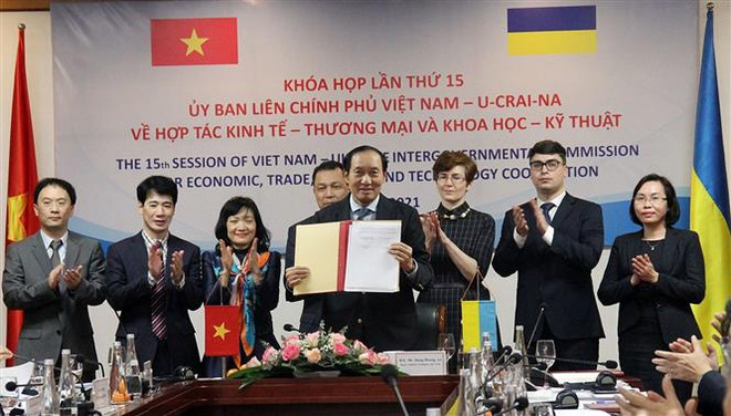 Lễ ký kết Biên bản ghi nhớ giữa Ủy ban chứng khoán Nhà nước Việt Nam và Ủy ban Chứng khoán và Giao dịch chứng khoán Quốc gia Ukraine. (Ảnh: Trần Việt/TTXVN) Việt Nam và Ukraine thúc đẩy hợp tác tăng trưởng thương mại ảnh 1