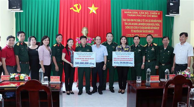 TP.HCM hỗ trợ đồng bào gặp khó khăn và Bộ đội Biên phòng tỉnh Long An ảnh 2