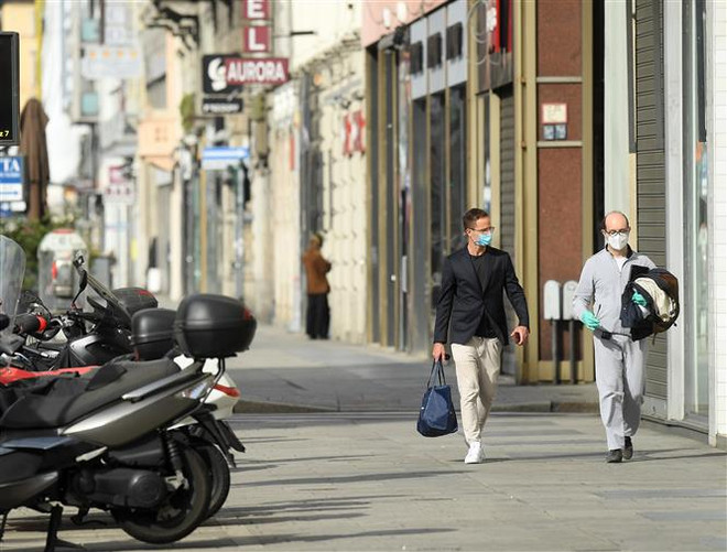 Người dân đeo khẩu trang phòng lây nhiễm COVID-19 tại Milan, Italy ngày 18/4/2020. (Nguồn: THX/TTXVN) EU cấp thiết lên chiến lược 'thu phục' các đối tác thương mại ảnh 1