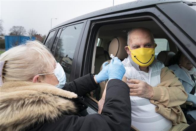 Nhiều người Anh khó tiếp cận các địa điểm tiêm phòng COVID-19 ảnh 1