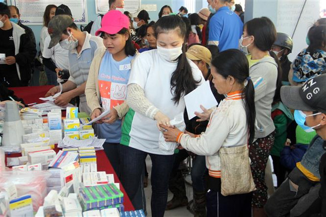 Phát thuốc miễn phí cho người bệnh tại xã Trà Leng. (Ảnh: Trịnh Bang Nhiệm/TTXVN) Hỗ trợ người dân huyện Nam Trà My khắc phục hậu quả bão lũ ảnh 2