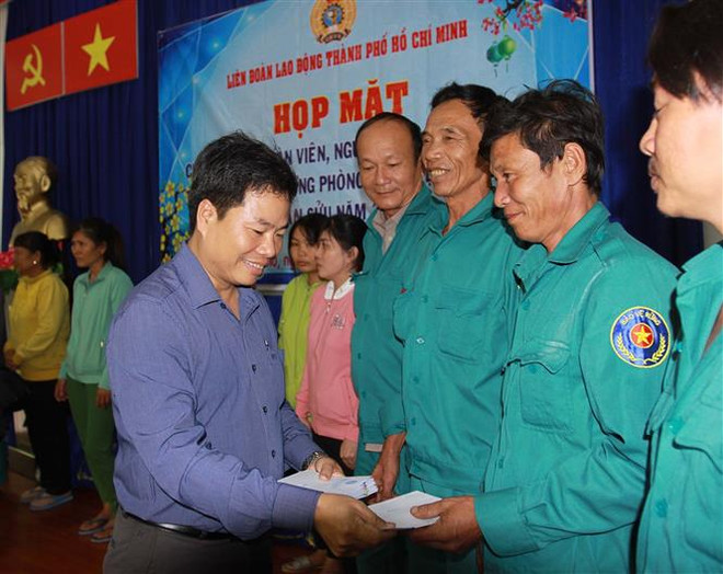 Thăm, tặng quà Tết người lao động trong môi trường làm việc khó khăn ảnh 1