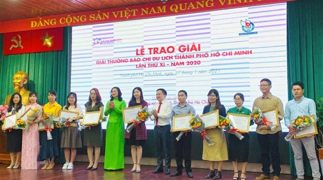 Các tác giả nhận Giải Báo chí Du lịch Thành phố Hồ Chí Minh năm 2020 ở thể loại báo in-báo điện tử. (Nguồn: TTXVN phát) TTXVN giành ba giải thưởng Giải Báo chí Du lịch TP.HCM năm 2020 ảnh 1