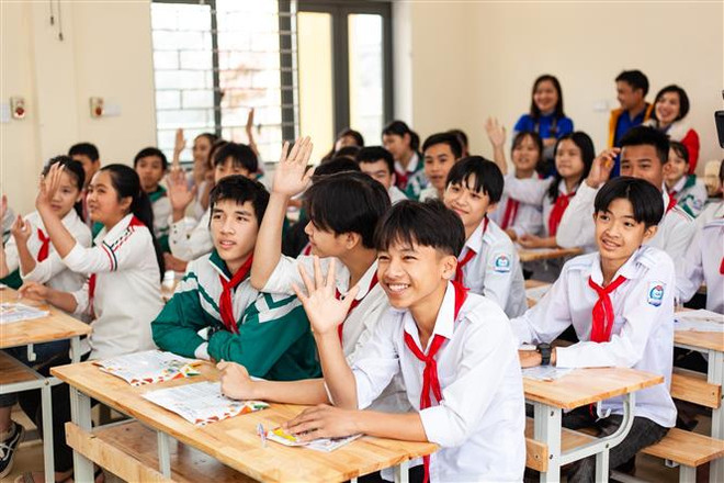 Các em học sinh trường THCS Trần Kim Xuyến hào hứng với chương trình Nói không với Fake News. (Ảnh: Minh Công/TTXVN) Đoàn Thanh niên TTXVN trao tặng Tủ sách Đinh Hữu Dư tại Hà Tĩnh ảnh 3