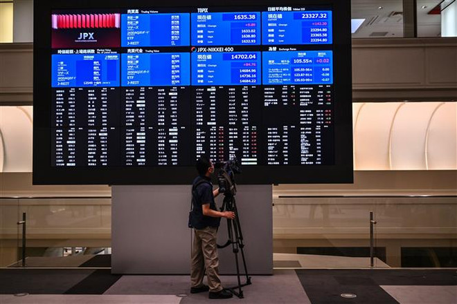 Bảng chỉ số chứng khoán tại Sàn giao dịch Chứng khoán Tokyo, Nhật Bản. (Nguồn: AFP/TTXVN) Thị trường chứng khoán châu Á tăng điểm trong phiên sáng 11/1 ảnh 1