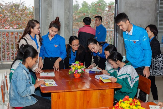 Các em học sinh trường THCS Trần Kim Xuyến đọc sách tại Thư viện có Tủ sách Đinh Hữu Dư. (Ảnh: Hoàng Ngà/TTXVN) Đoàn Thanh niên TTXVN trao tặng Tủ sách Đinh Hữu Dư tại Hà Tĩnh ảnh 1