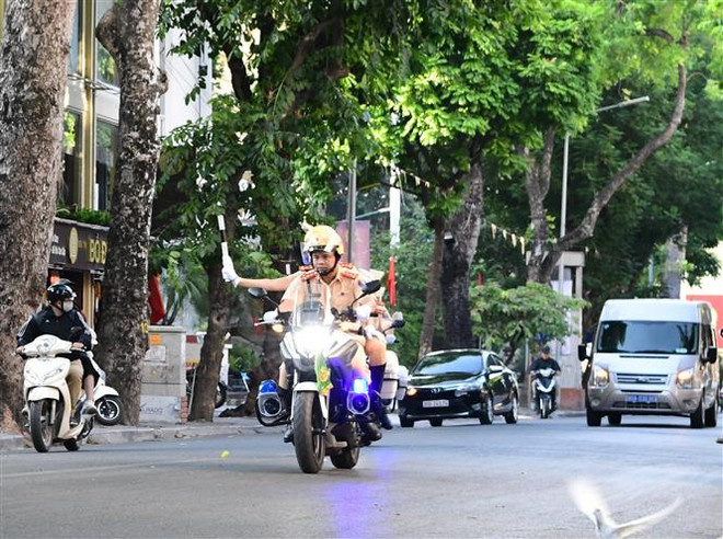 Đảm bảo việc dẫn đoàn, phân luồng giao thông trong ngày đầu Đại hội ảnh 1