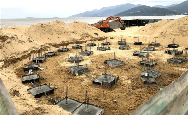 Yêu cầu tháo dỡ công trình không có giấy phép trên bãi biển Quy Nhơn ảnh 1