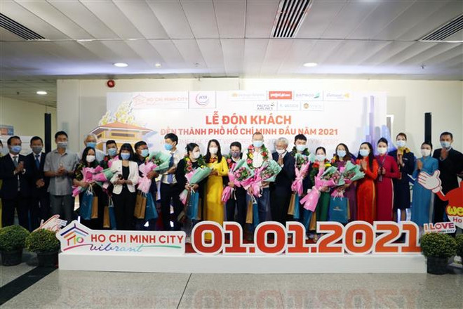 Thành phố Hồ Chí Minh chào đón những du khách đầu tiên năm 2021 ảnh 1