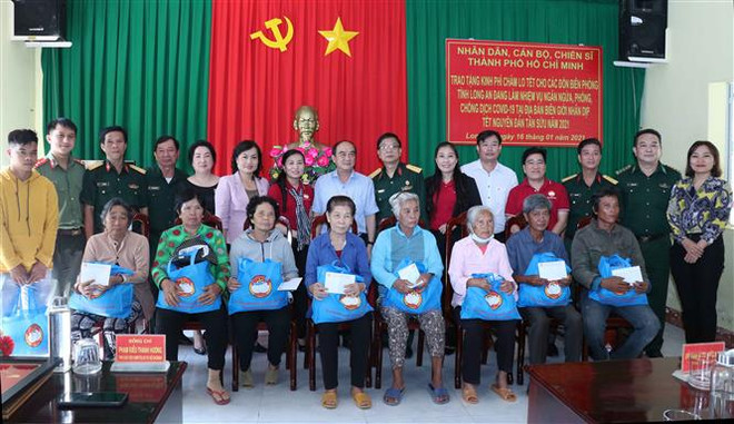 TP.HCM hỗ trợ đồng bào gặp khó khăn và Bộ đội Biên phòng tỉnh Long An ảnh 1