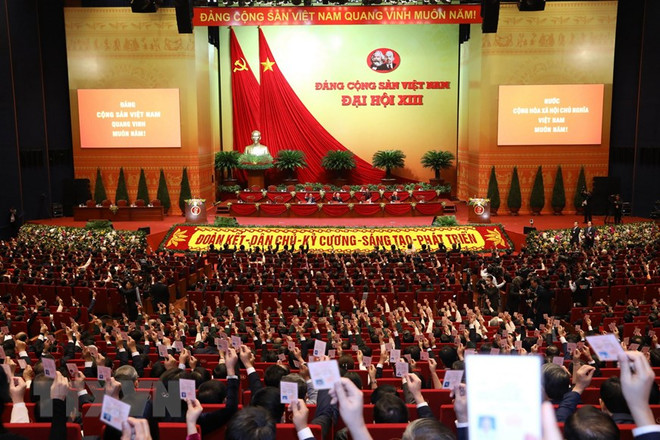 Các đại biểu dự Đại hội đại biểu toàn quốc lần thứ XIII của Đảng Cộng sản Việt Nam biểu quyết thông qua Chương trình phiên họp trù bị. (Ảnh: TTXVN) Báo chí Mỹ Latinh đưa tin đậm nét về Đại hội Đảng lần thứ XIII ảnh 1