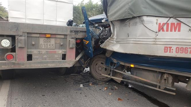 Xe tải va chạm container, đường trục khu đô thị mới Mê Linh ùn tắc ảnh 1