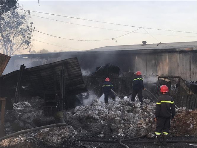 Bình Dương: Cháy lớn tại cơ sở chứa phế liệu rộng 2.000m2 ảnh 1