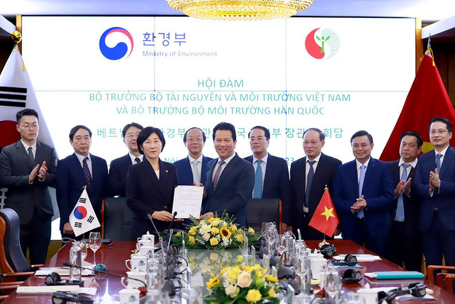 Bộ Tài nguyên và Môi trường Việt Nam và Bộ Môi trường Hàn Quốc ký kết Hợp tác toàn diện trong lĩnh vực môi trường. (Nguồn: Báo Tài nguyên & Môi trường) Việt Nam-Hàn Quốc hợp tác toàn diện trong lĩnh vực môi trường ảnh 1