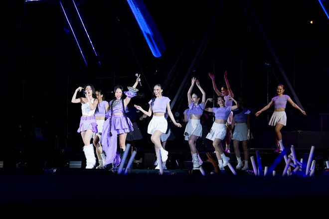 Phương Mỹ Chi và Pháo kết hợp cực “ngọt” trên sân khấu TPBank 2in1 Concert. (Nguồn: Vietnam+) anh 6.jpg