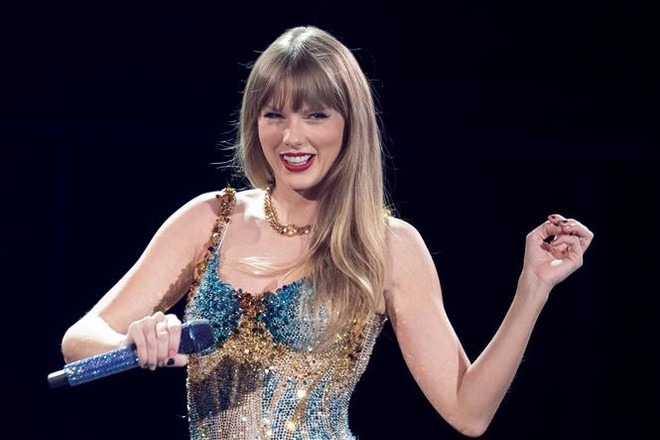 Ca sỹ Taylor Swift biểu diễn tại Texas, Mỹ ngày 31/3/2023. (Ảnh: AFP/TTXVN) Album phiên bản thu âm lại của Taylor Swift ra mắt ấn tượng ảnh 1