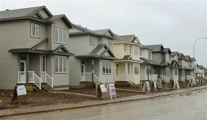 Các ngôi nhà được rao bán tại Alberta, Canada. (Ảnh: AFP/TTXVN) Nguồn vốn tư nhân đổ vào bất động sản toàn cầu đang sụt giảm ảnh 1