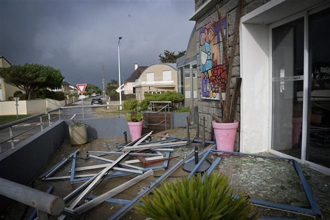 Bão Ciaran càn quét khu vực Tây Âu, hơn 10 người thiệt mạng ảnh 2