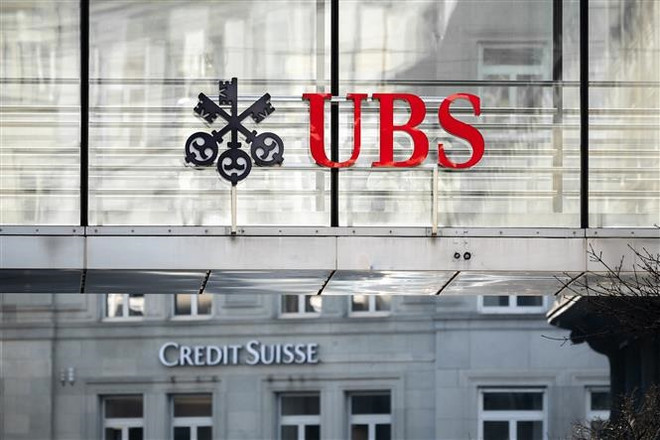 Biểu tượng Ngân hàng UBS và Credit Suisse tại Zurich, Thụy Sĩ. (Ảnh: AFP/TTXVN) UBS lỗ nhiều hơn dự báo sau thương vụ mua lại Credit Suisse ảnh 1