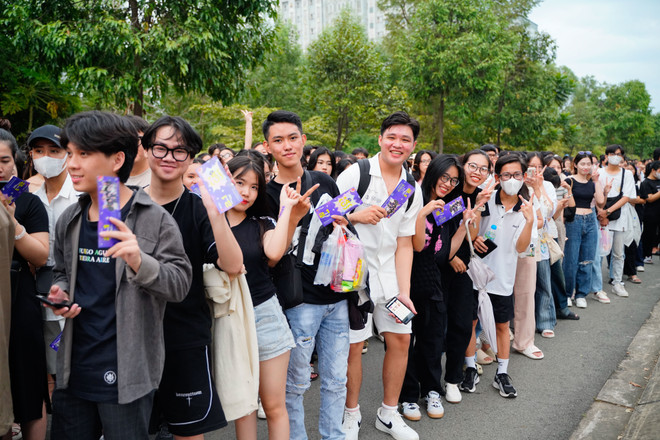 Hàng dài các bạn trẻ chờ đợi check-in vào TPBank 2in1 Concert. anh 2.jpg