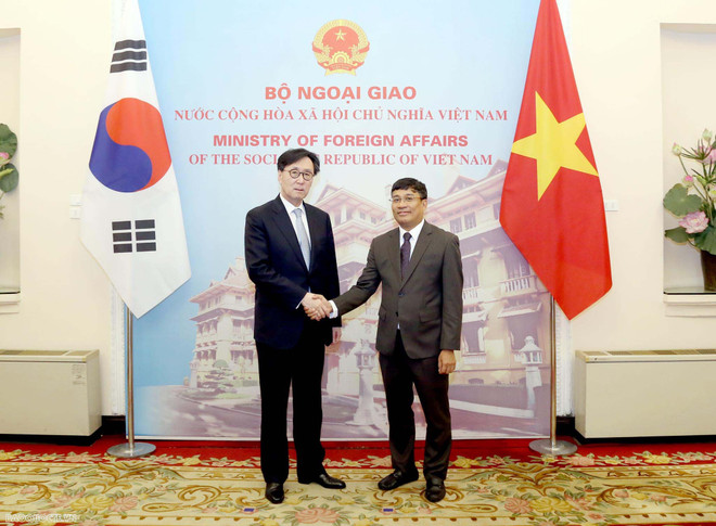 Thứ trưởng Thường trực Bộ Ngoại giao Nguyễn Minh Vũ và Thứ trưởng Thứ nhất Bộ Ngoại giao Hàn Quốc Chang Ho Jin đồng chủ trì Đối thoại Chiến lược về Ngoại giao, An ninh, Quốc phòng cấp Thứ trưởng ngoại giao Việt Nam-Hàn Quốc lần thứ 5. (Nguồn: Báo Quốc tế) Phát huy vai trò đối thoại cấp Thứ trưởng Ngoại giao Việt Nam-Hàn Quốc ảnh 2