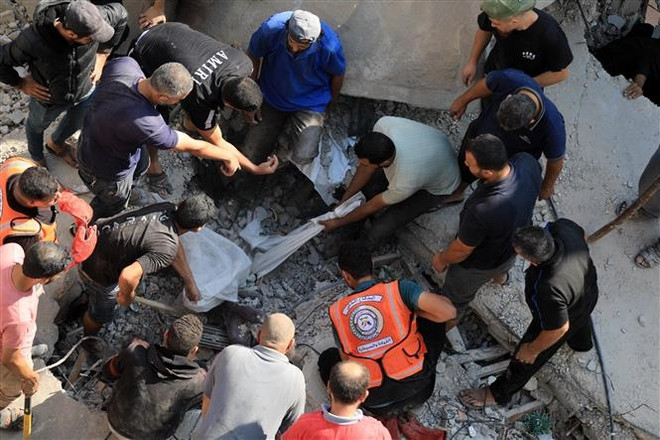 Israel tấn công trại tị nạn ở Dải Gaza, hàng chục người thiệt mạng ảnh 1
