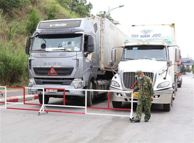 Lực lượng biên phòng Cửa khẩu Quốc tế Hữu Nghị (Lạng Sơn) phân luồng xe trở hàng, tránh tập trung đông người và phương tiện. (Ảnh: Quang Duy/TTXVN) Thương mại vùng biên mậu Việt-Trung: Linh hoạt trong điều hành ảnh 1