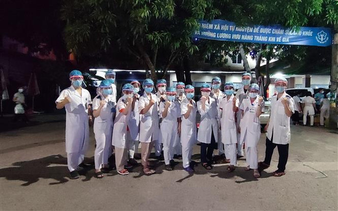 Lực lượng y, bác sỹ Nghệ An xuất quân, quyết tâm hoàn thành lấy hơn 6.000 mẫu xét nghiệm virus SARS-CoV-2 ngay trong đêm 16/6. (Ảnh: Văn Tý/TTXVN) Chống dịch COVID-19 ở Nghệ An: Kịp thời, quyết liệt, dựa vào dân ảnh 1