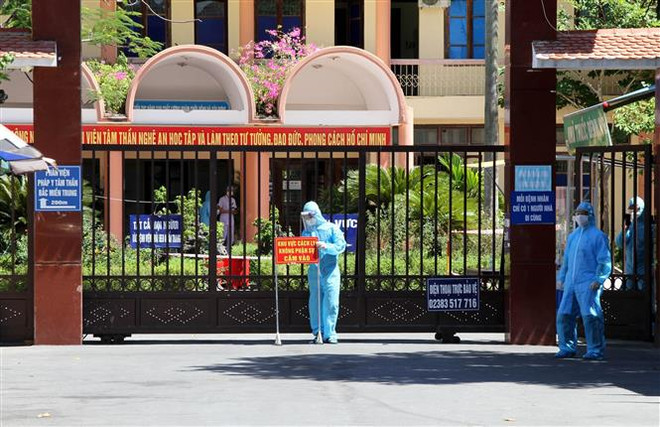 Bệnh viện Tâm thần Nghệ An bị phong tỏa vì có nhân viên dương tính với SARS-CoV-2. (Ảnh: Văn Tý/TTXVN) Chống dịch COVID-19 ở Nghệ An: Kịp thời, quyết liệt, dựa vào dân ảnh 2