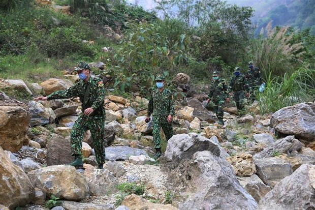 Cán bộ, chiến sỹ biên phòng tuần tra kiểm soát khu vực biên giới. (Ảnh: Dương Giang/TTXVN) Học tập, làm theo Bác là việc làm thường xuyên của mỗi chiến sỹ ảnh 2