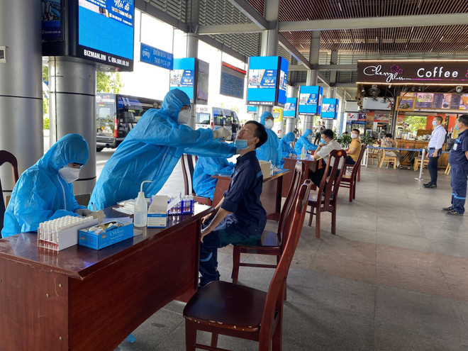 Lấy 150 mẫu ngẫu nhiên xét nghiệm tại Cảng Hàng không Quốc tế Cam Ranh ảnh 1