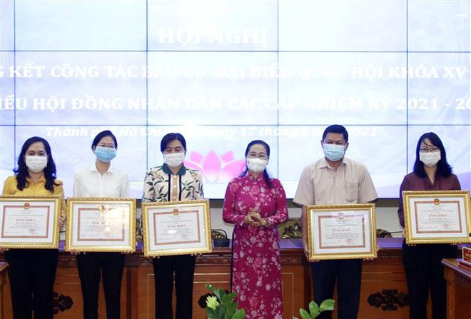 Trao tặng Bằng khen của Chủ tịch Ủy ban Nhân dân Thành phố cho các cá nhân có thành tích xuất sắc trong công tác chuẩn bị, tổ chức bầu cử. (Nguồn: TTXVN phát) Sự tham gia tích cực của nhân dân góp phần vào thành công của bầu cử ảnh 2