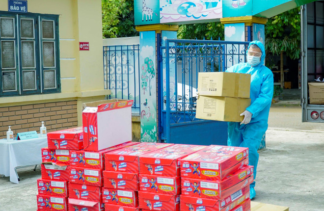 Vinamilk tặng sữa và 3.000 phần quà cho trẻ em đang cách ly ảnh 5
