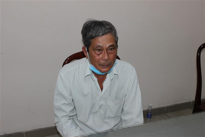 Đối tượng Trần Văn Phi tại cơ quan công an. (Ảnh: TTXVN phát) Bàn giao từ Đồng Nai về Tây Ninh đối tượng trốn truy nã hơn 40 năm ảnh 1