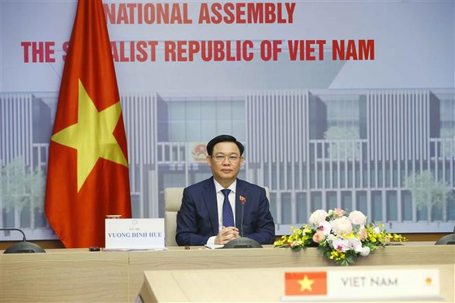Chủ tịch Quốc hội Vương Đình Huệ hội đàm trực tuyến với Chủ tịch Nhân đại Trung Quốc Lật Chiến Thư. (Ảnh: Doãn Tấn/TTXVN) Chủ tịch Quốc hội hội đàm trực tuyến với Chủ tịch Nhân đại Trung Quốc ảnh 1